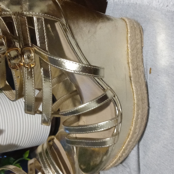 Gold platforms - Picture 2 of 4